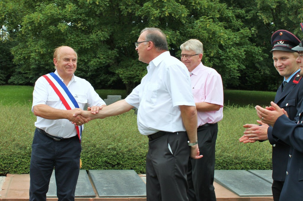 Versöhnung über den Gräbern in Consenvoye am 19. Juli 2014, Bürgermeister André Dormois und Ortsvorsteher Hans Schmitz reichen sich die Hand, Foto: Manfred Mai